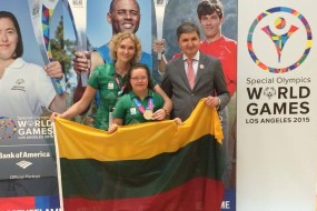 auguste su auksu 25m laisvu stiliumi ir musu konsulas darius gaidys